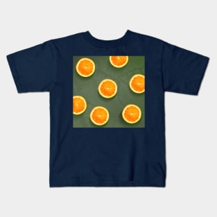 Oranges slices pattern background, fresh fruits on green background Kids T-Shirt